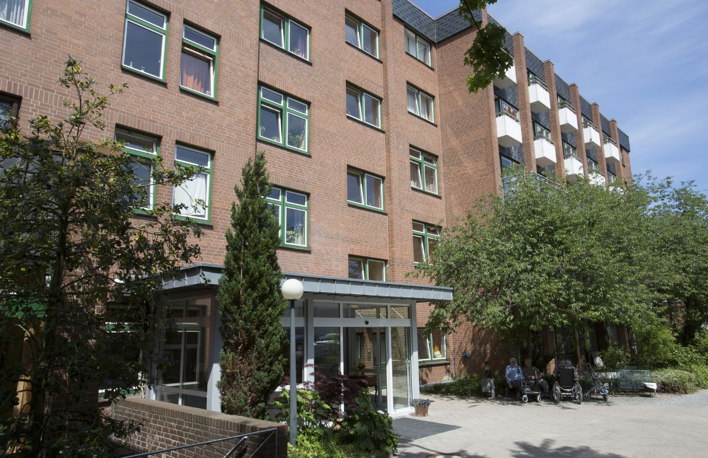 Backsteingebäude des Altenzentrums St. Nicolai mit Eingangsbereich