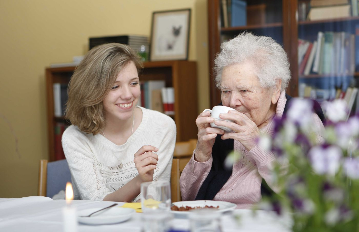 Junge Frau und Seniorin trinken gemeinsam Kaffee